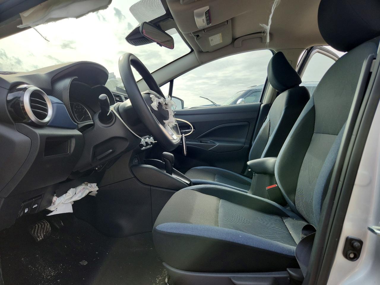 2025 NISSAN VERSA SV photo 13