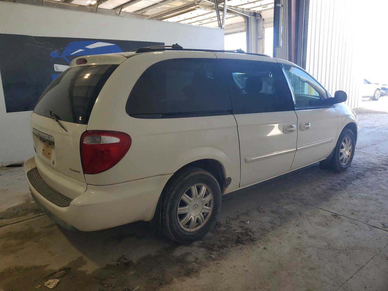 2005 CHRYSLER TOWN & COUNTRY TOURING photo 3