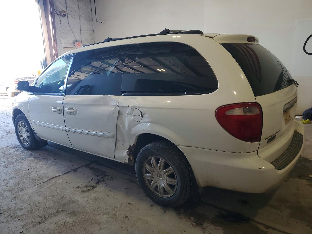 2005 CHRYSLER TOWN & COUNTRY TOURING photo 2