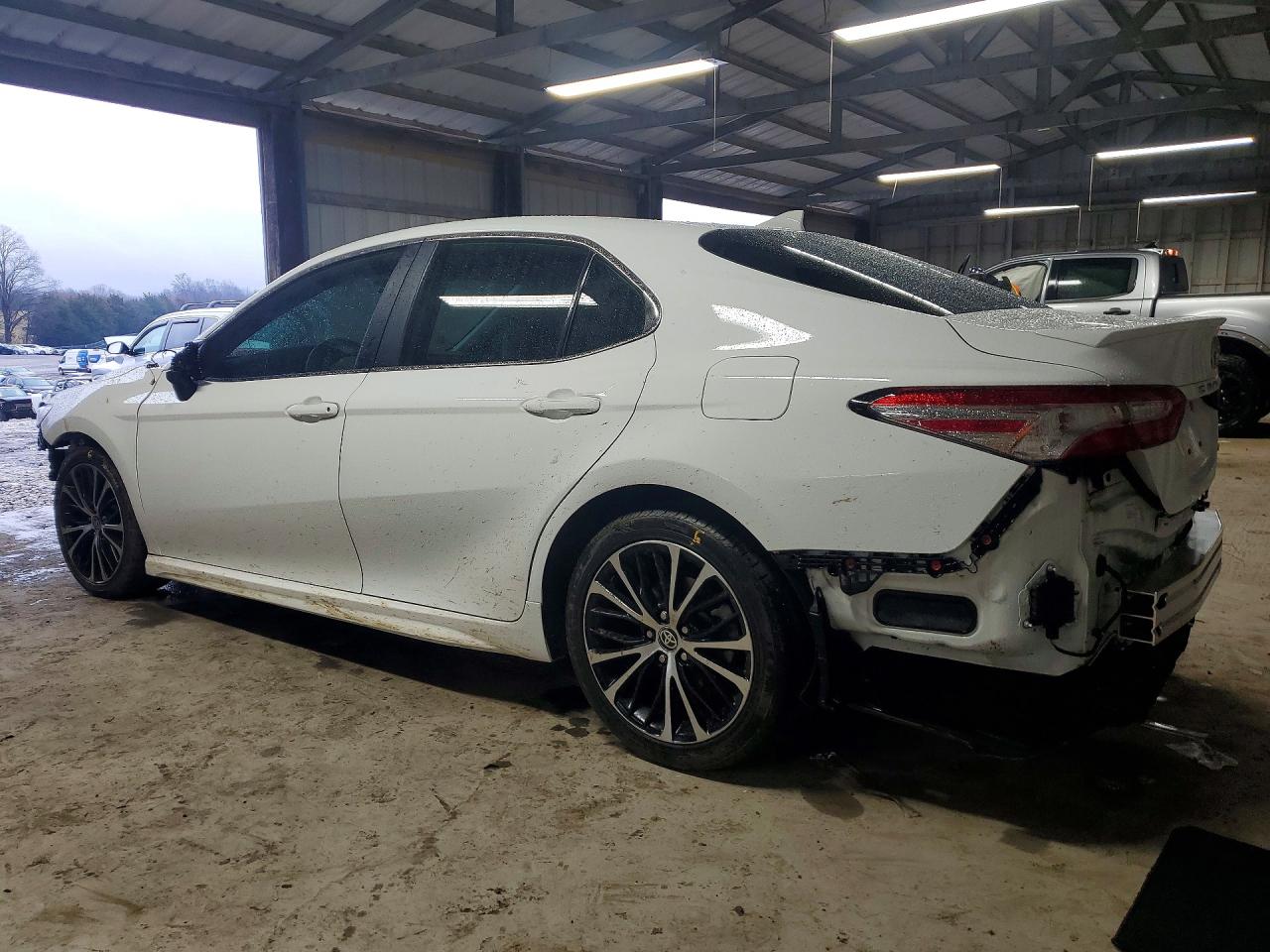 2020 TOYOTA CAMRY SE photo 3