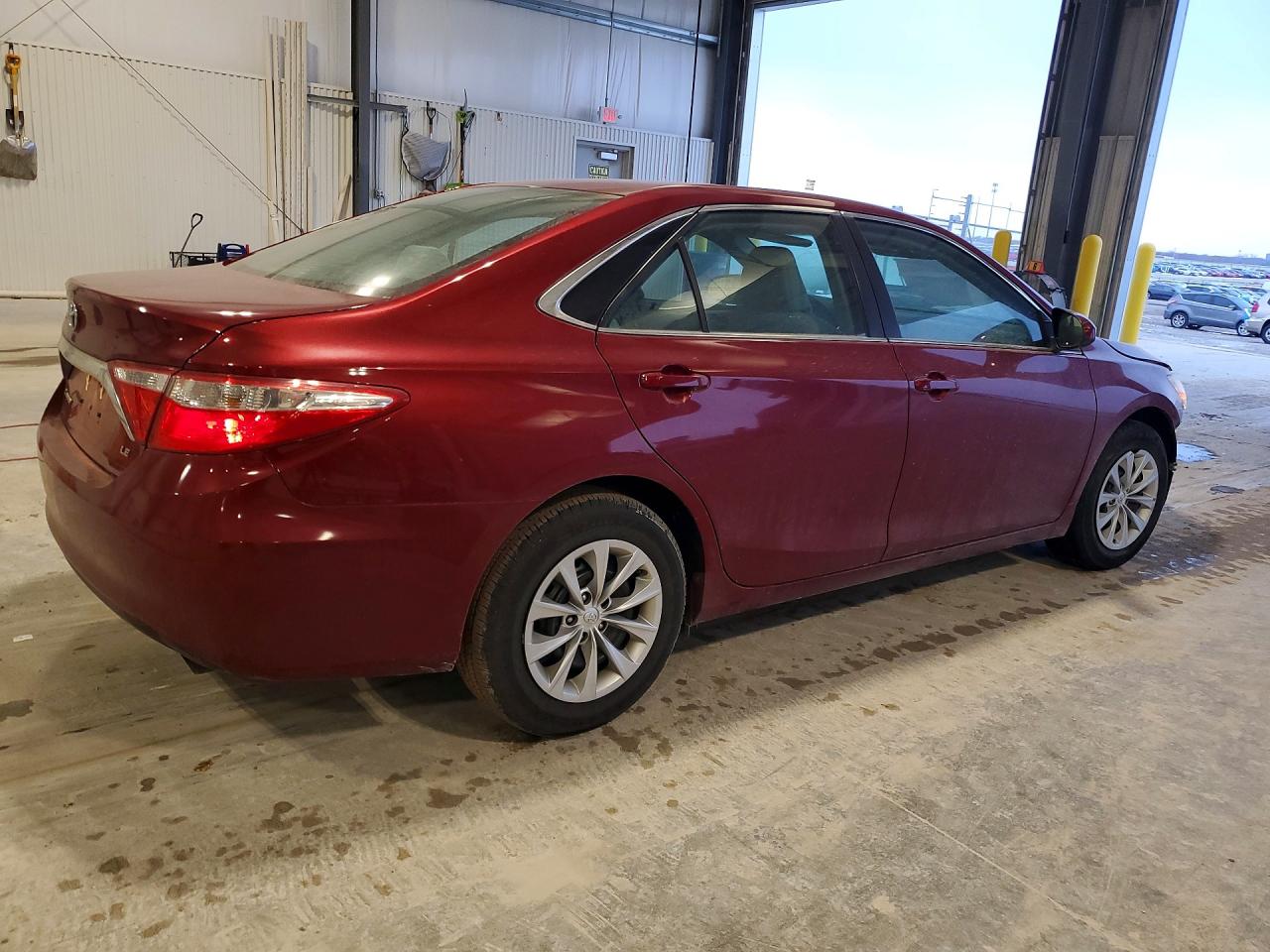 2016 TOYOTA CAMRY LE photo 3