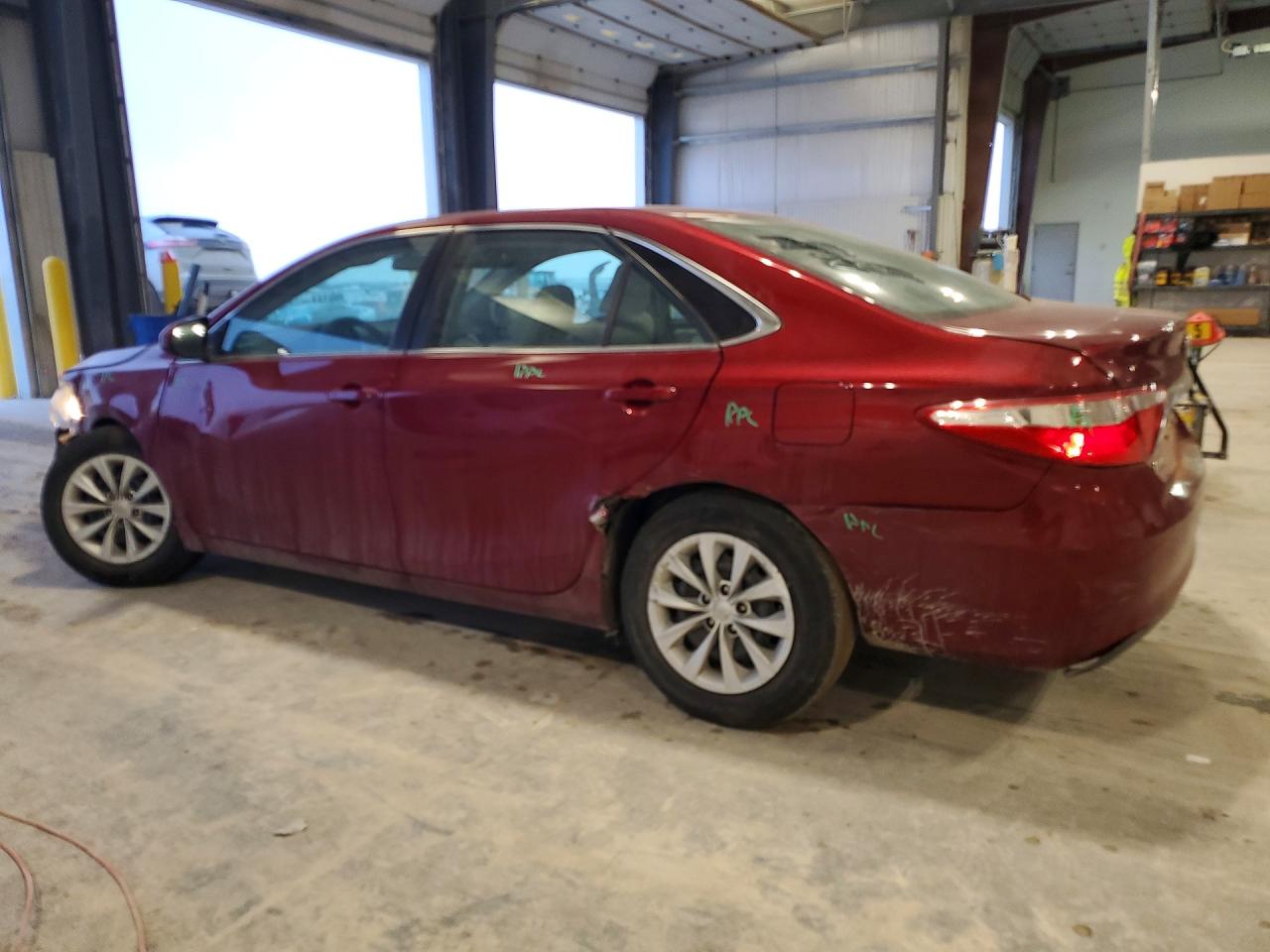 2016 TOYOTA CAMRY LE photo 2