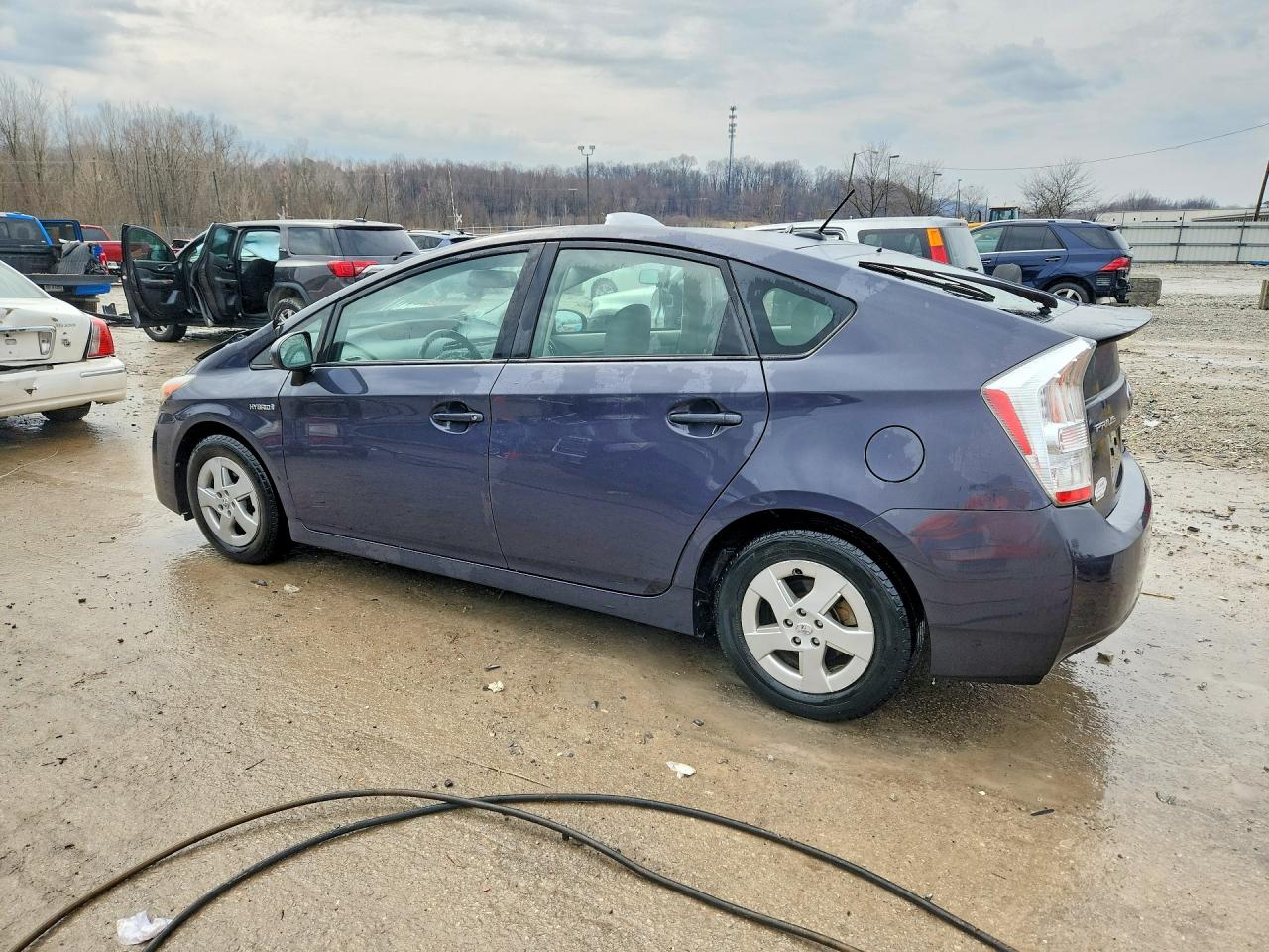 2011 TOYOTA PRIUS FOUR photo 2