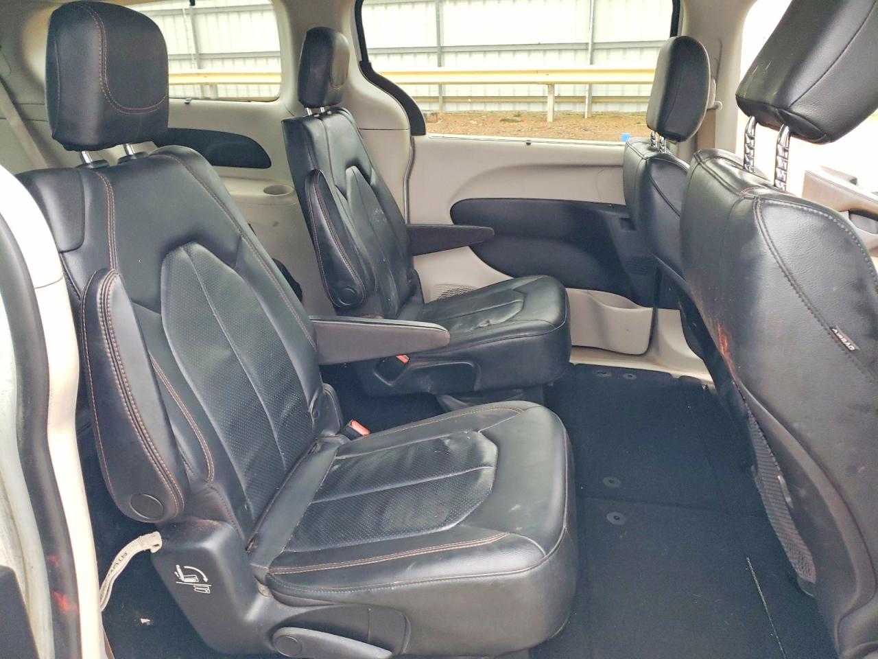 2019 CHRYSLER PACIFICA TOURING L photo 21