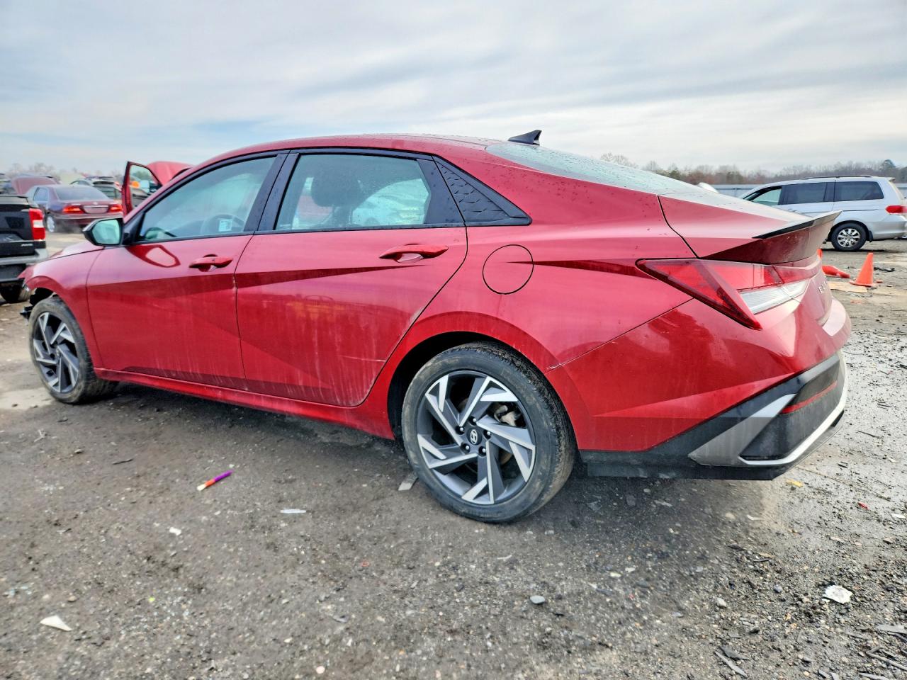 2025 HYUNDAI ELANTRA SEL SPORT photo 3