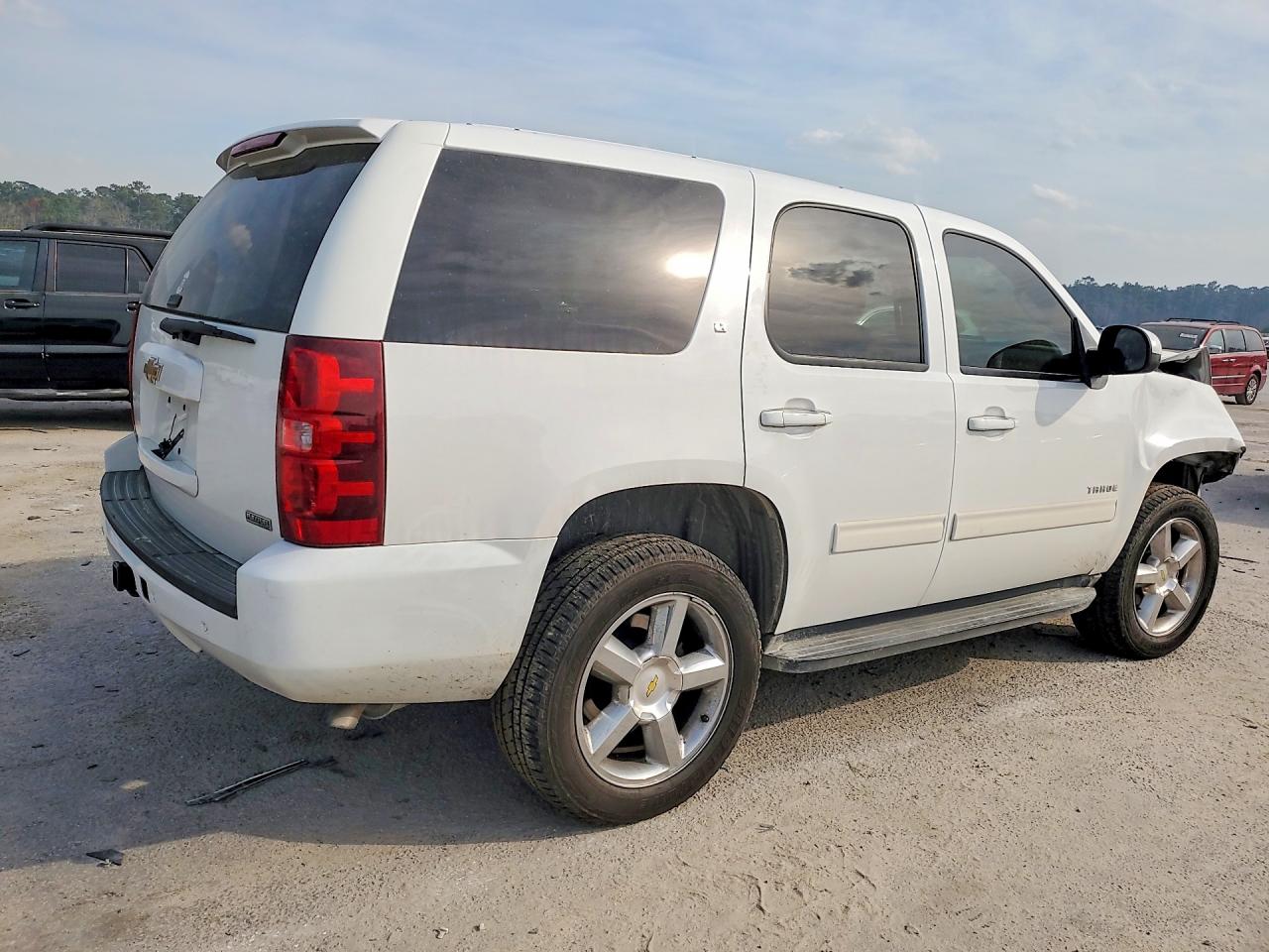 2011 CHEVROLET TAHOE C1500 LT photo 3