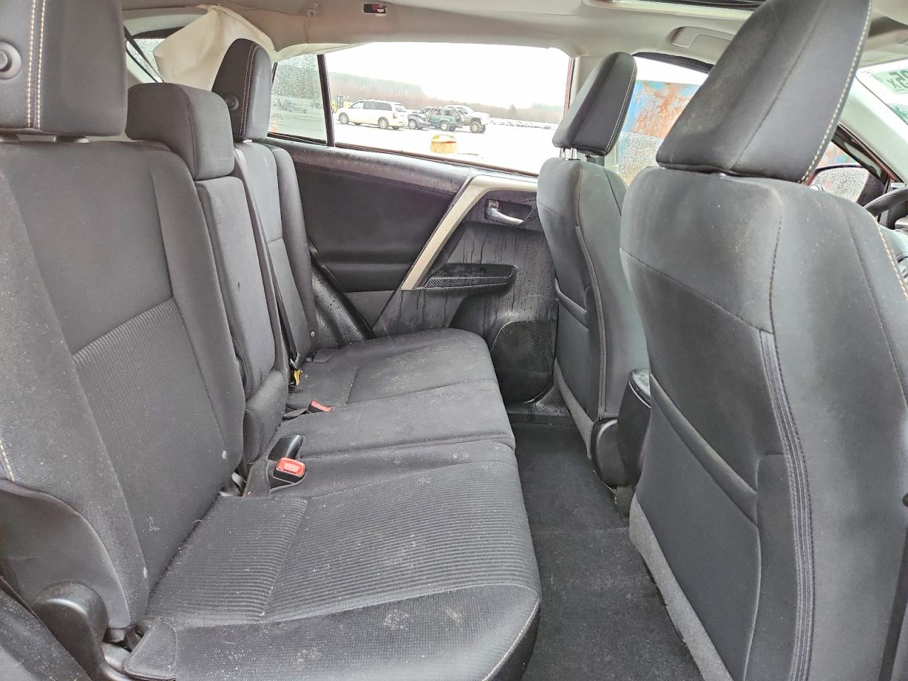 2015 TOYOTA RAV4 XLE photo 31