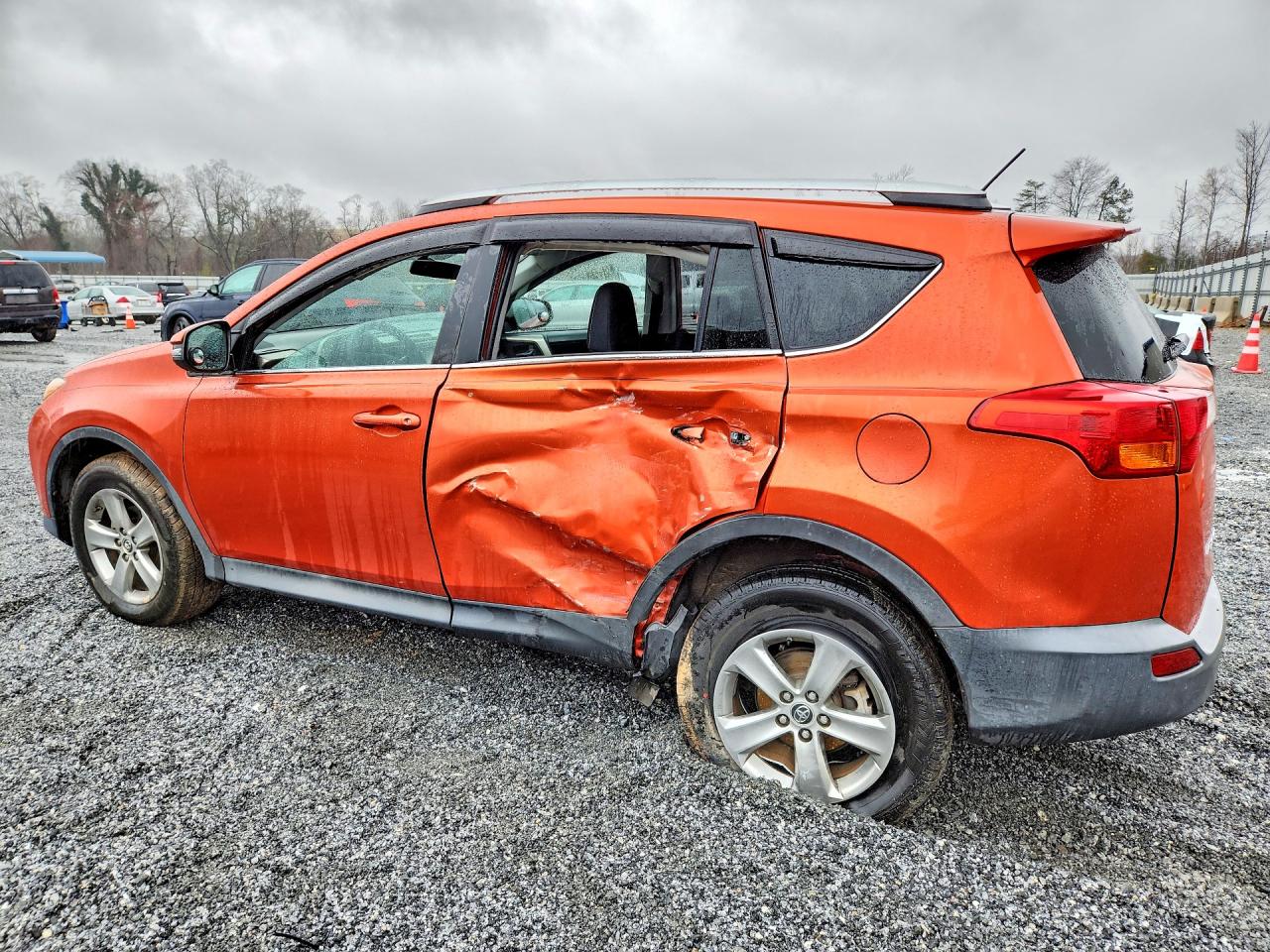 2015 TOYOTA RAV4 XLE photo 4