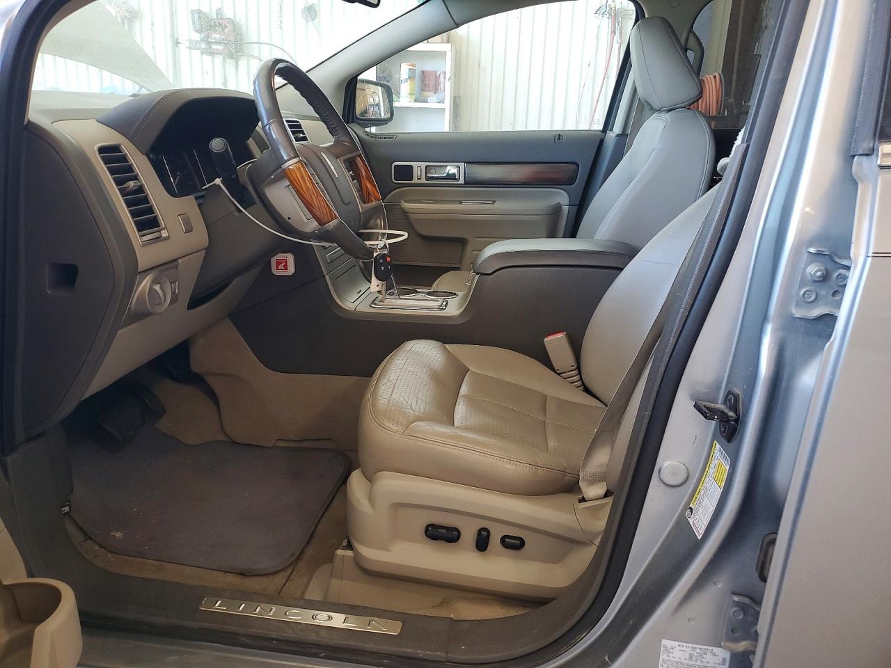 2007 LINCOLN TOWNHOUSE MKX photo 7