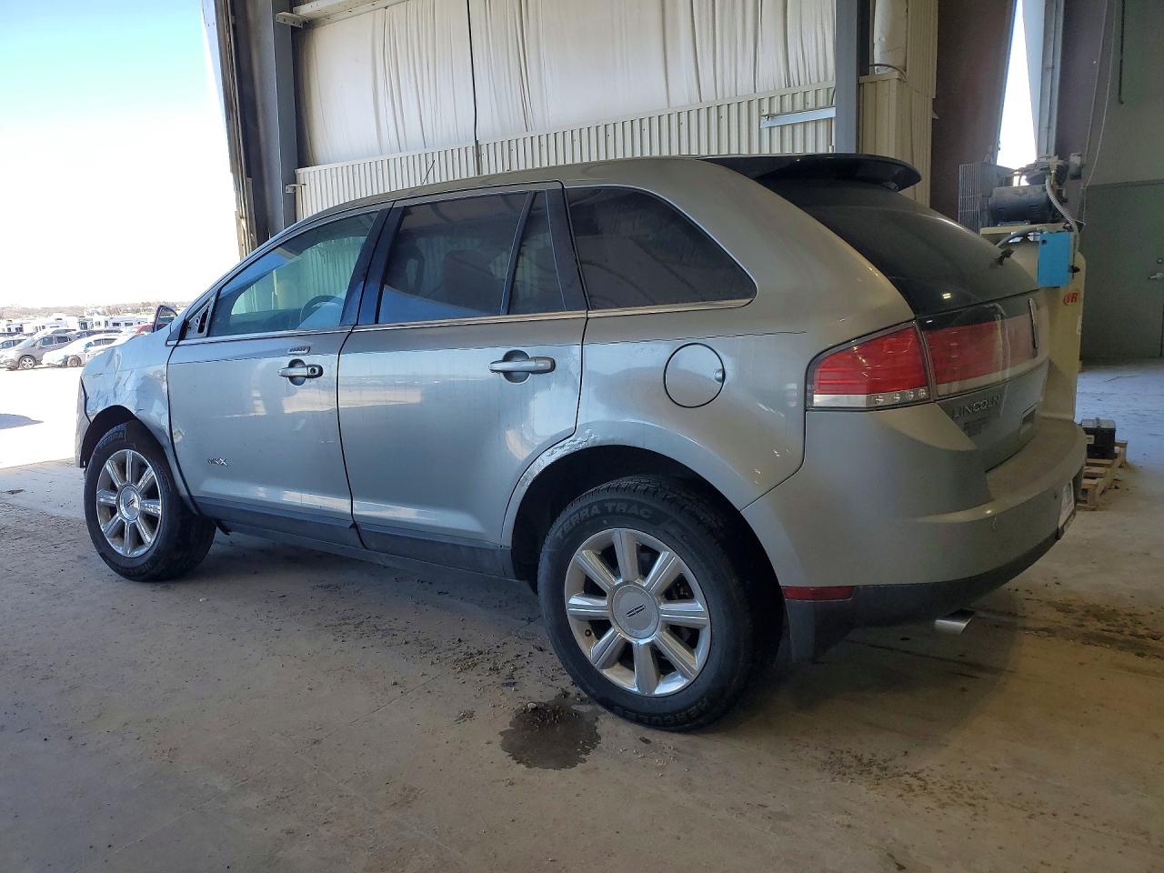 2007 LINCOLN TOWNHOUSE MKX photo 2