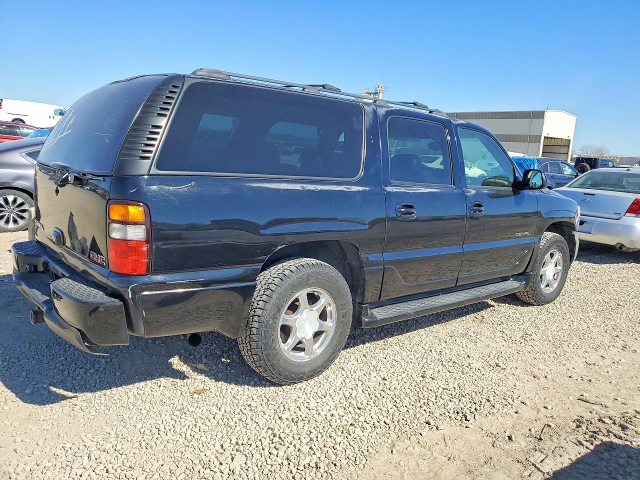 2005 GMC YUKON XL DENALI photo 3