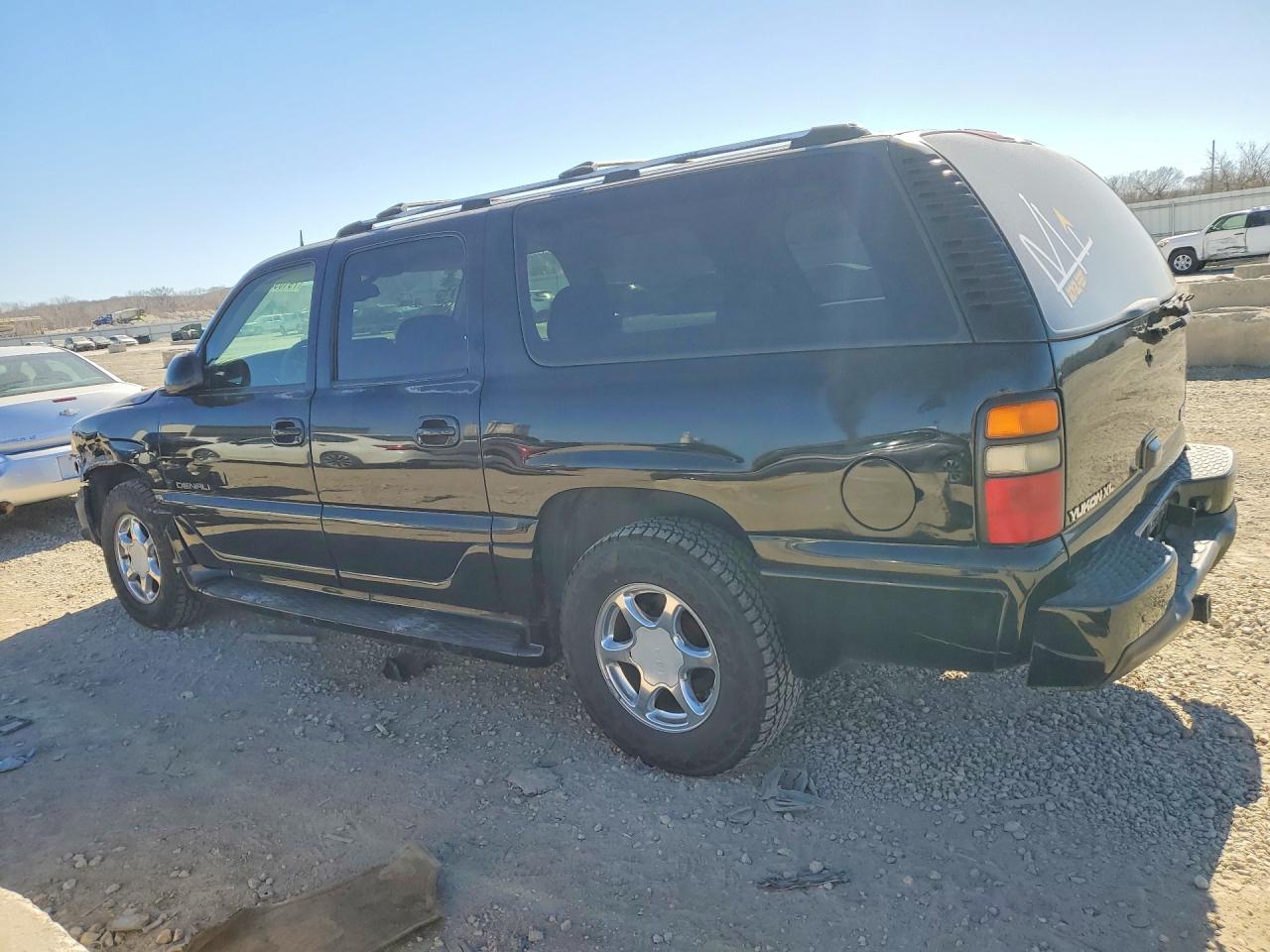 2005 GMC YUKON XL DENALI photo 2