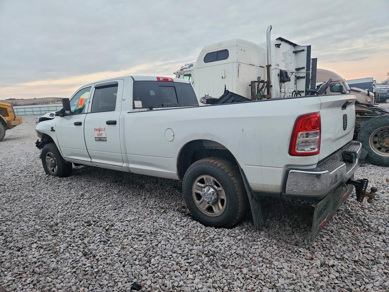 2022 RAM 3500 TRADESMAN photo 2