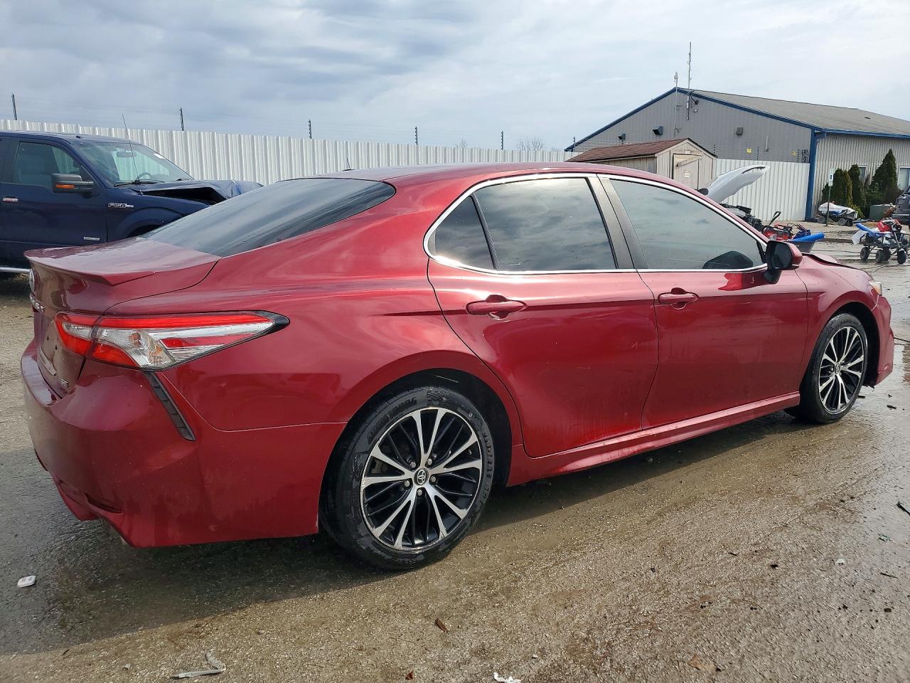 2018 TOYOTA CAMRY SE photo 3