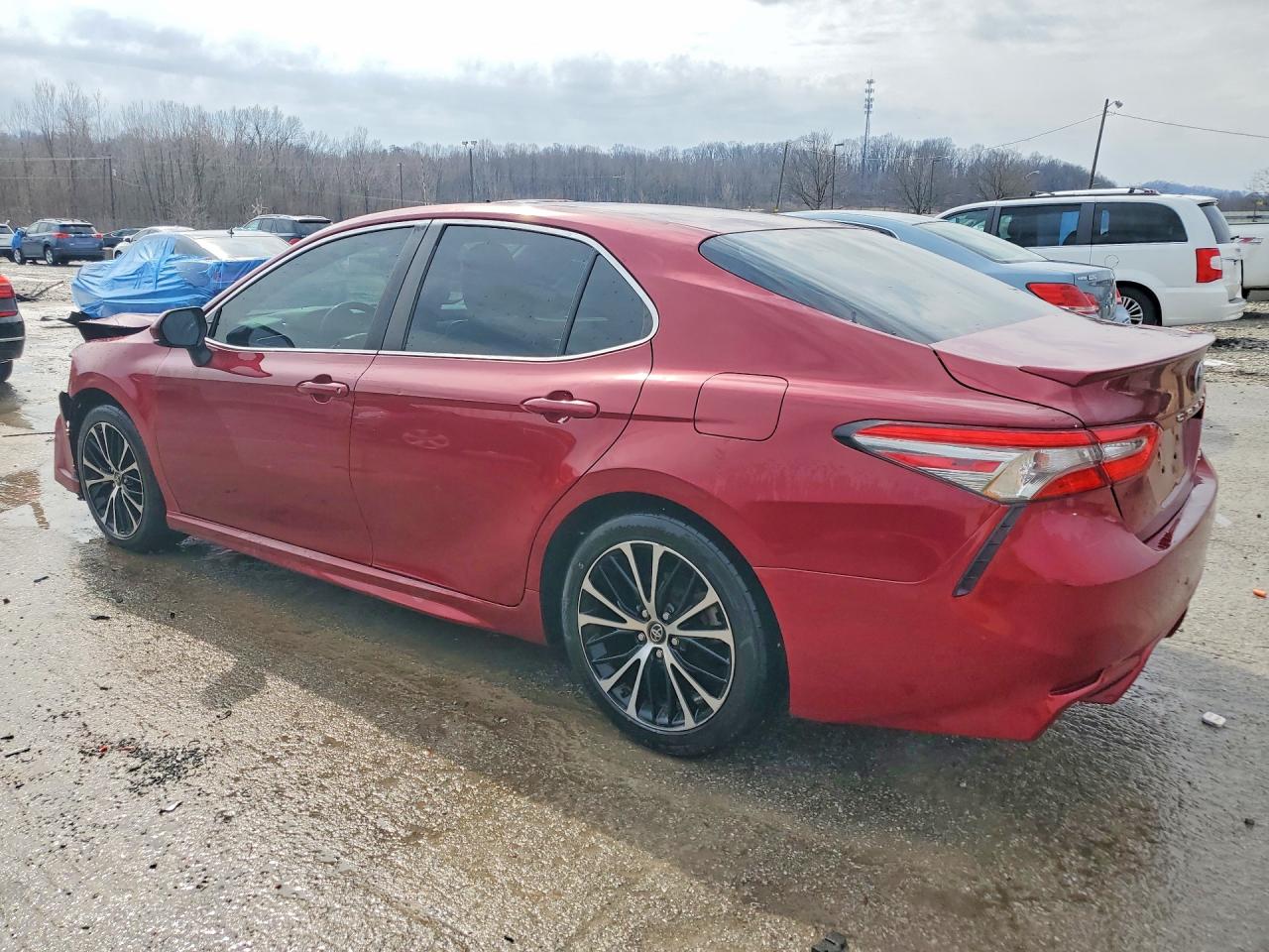 2018 TOYOTA CAMRY SE photo 2