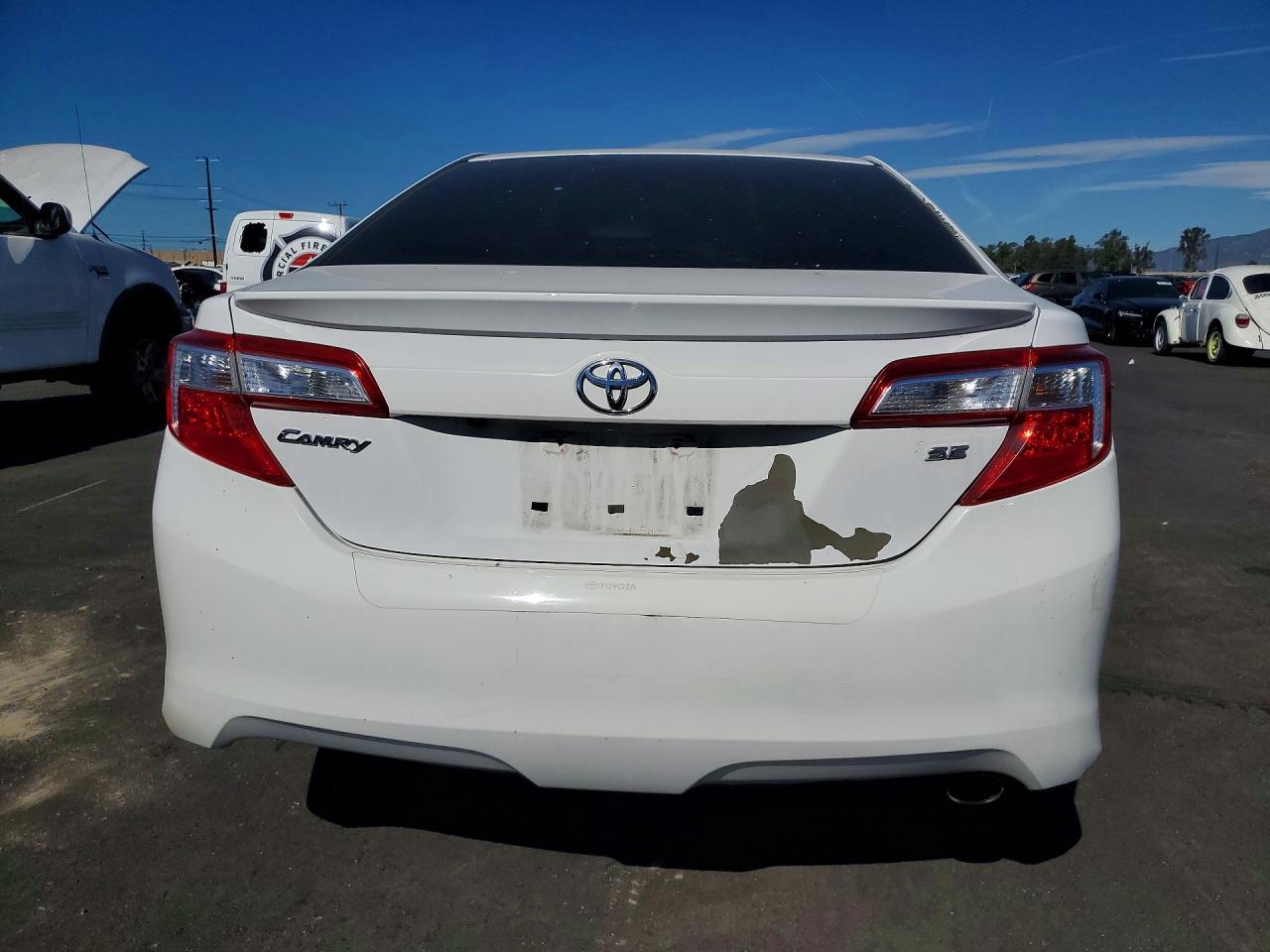 2014 TOYOTA CAMRY SE photo 11
