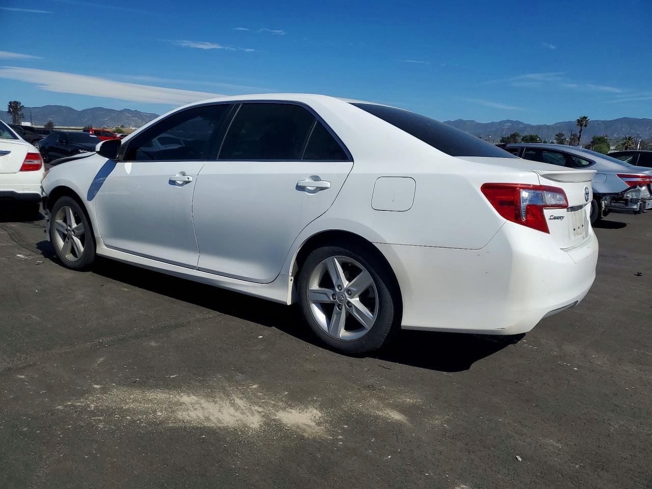 2014 TOYOTA CAMRY SE photo 3