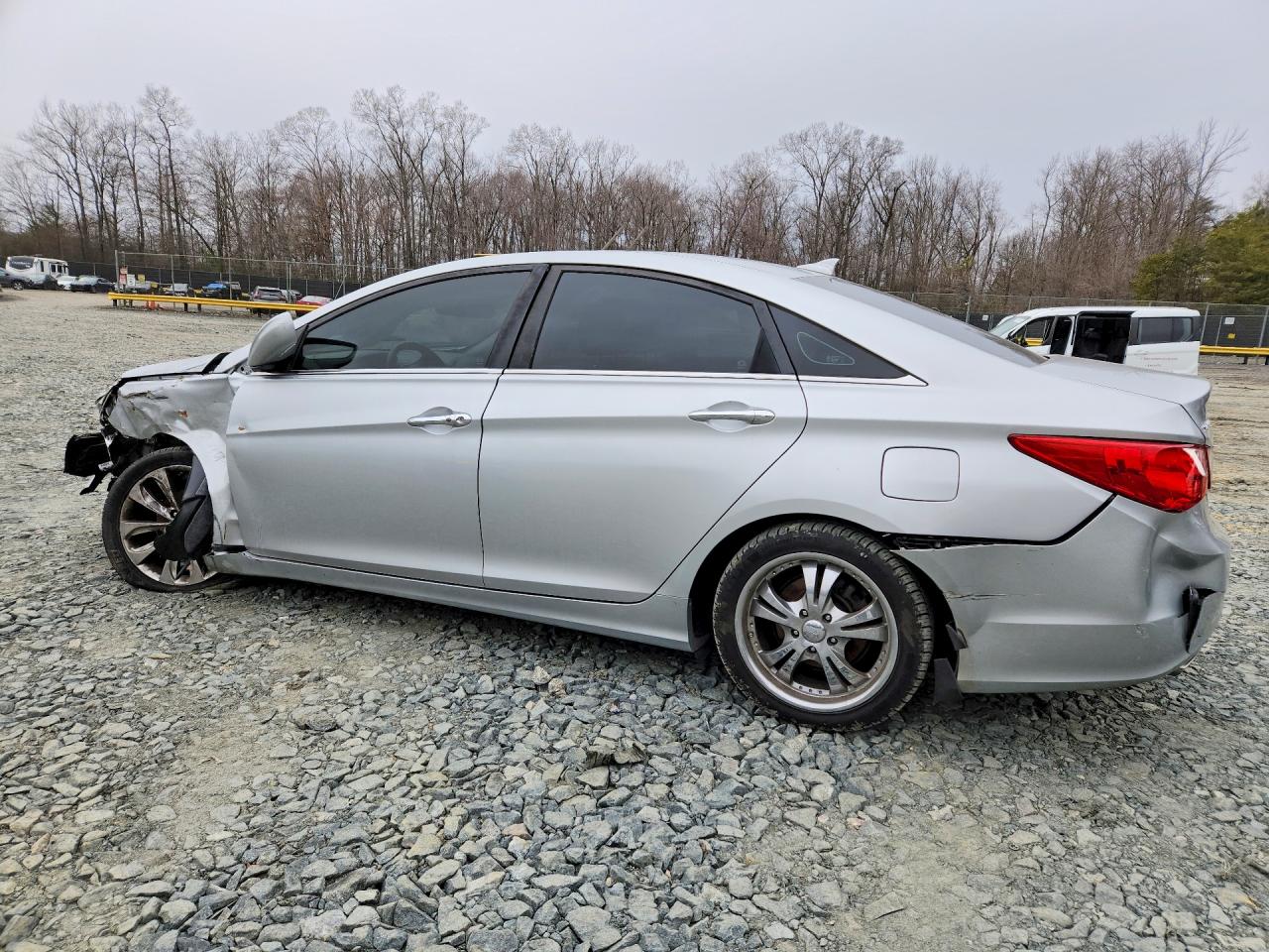 2013 HYUNDAI SONATA SE photo 3