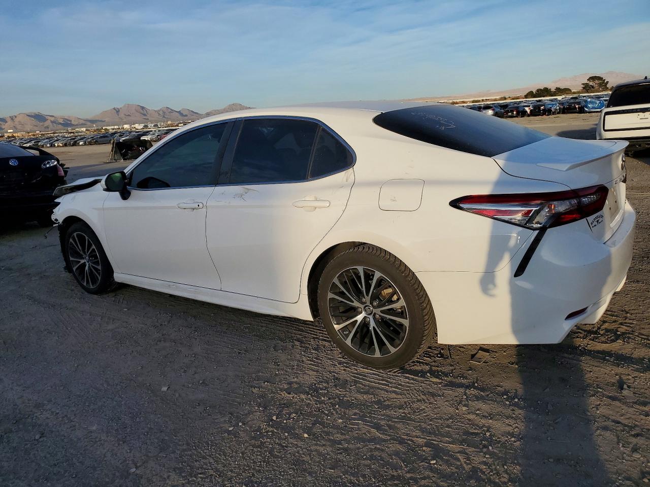 2018 TOYOTA CAMRY SE photo 2