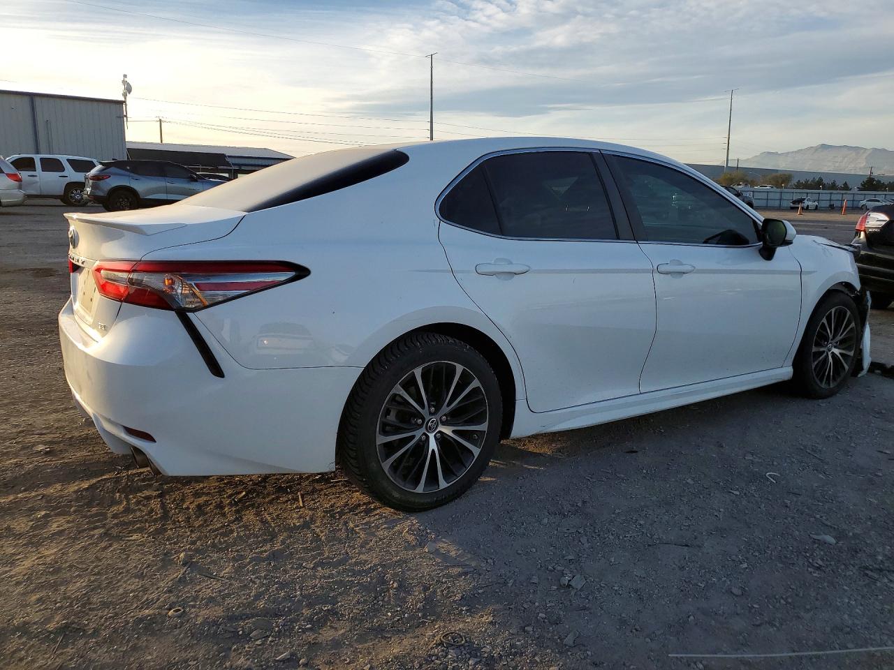 2018 TOYOTA CAMRY SE photo 3