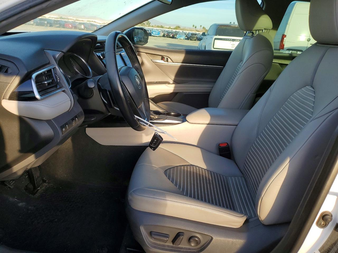 2018 TOYOTA CAMRY SE photo 7
