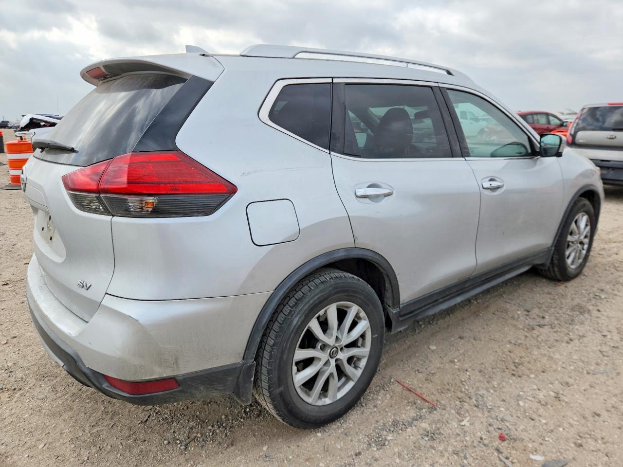 2017 NISSAN ROGUE SV photo 5