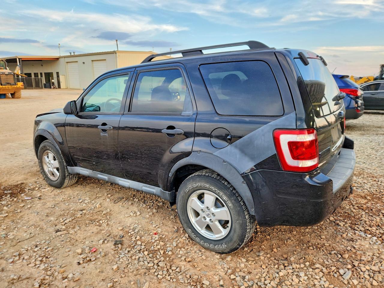 2011 FORD ESCAPE XLT photo 2
