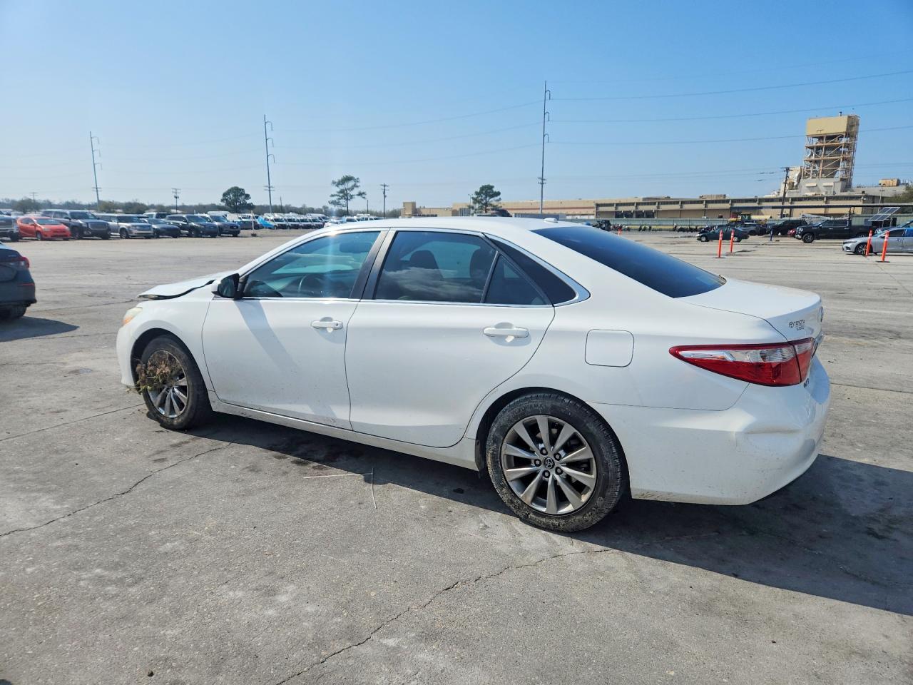 2015 TOYOTA CAMRY XLE photo 4