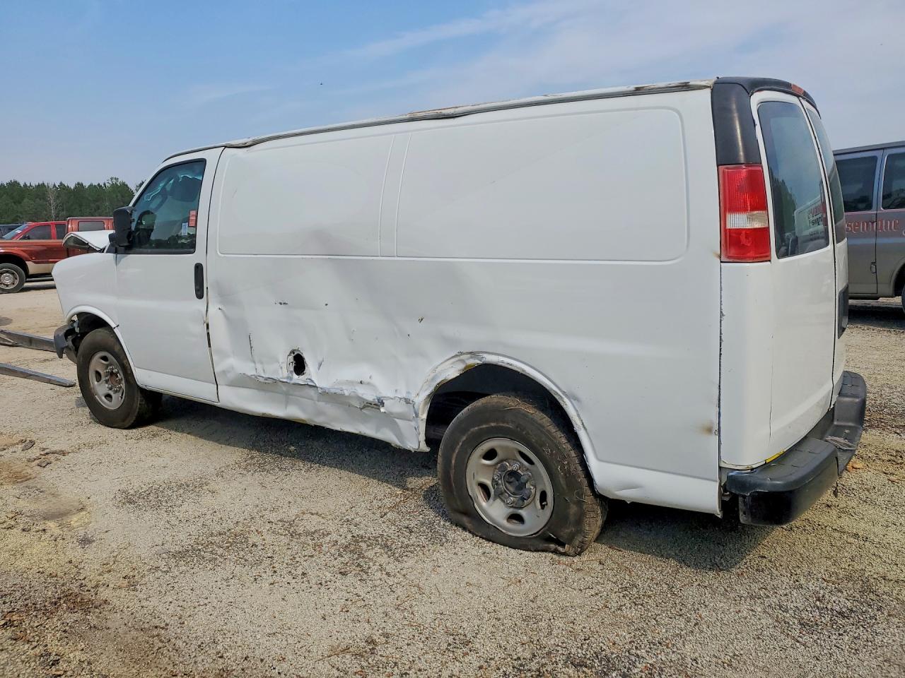 2018 GMC SAVANA G2500 photo 3