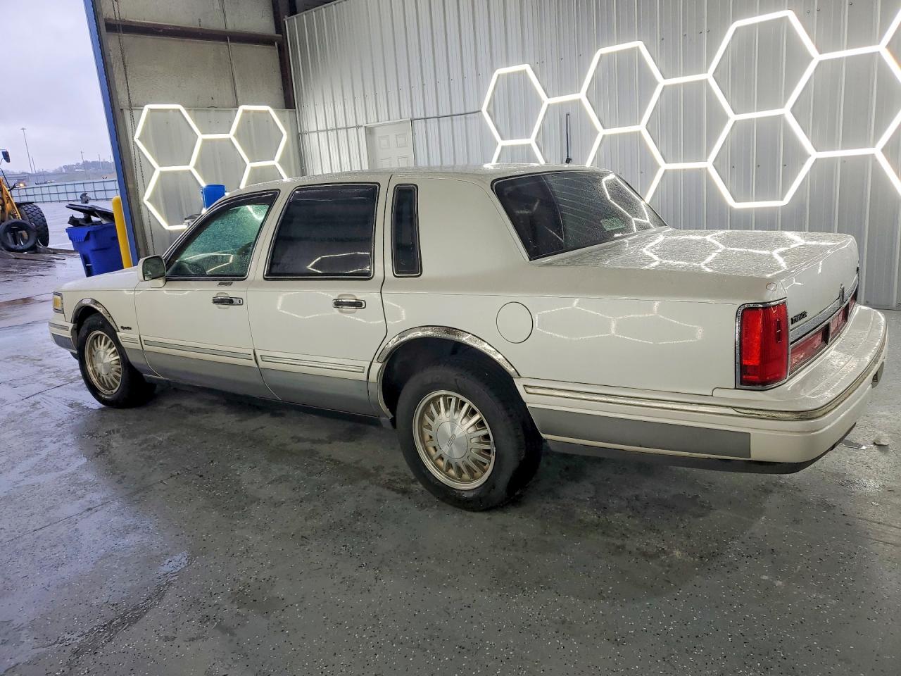 1997 LINCOLN TOWN CAR SIGNATURE photo 2