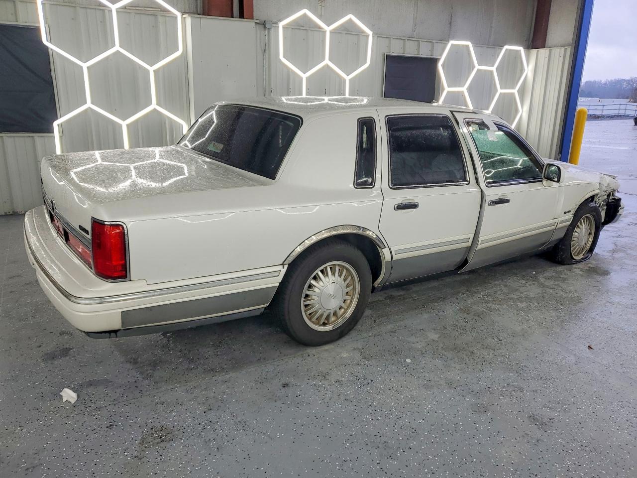 1997 LINCOLN TOWN CAR SIGNATURE photo 3