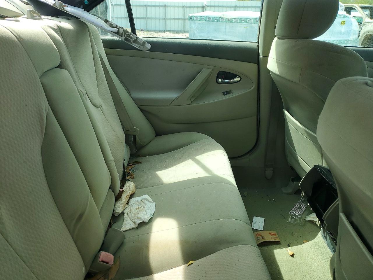 2011 TOYOTA CAMRY LE photo 28