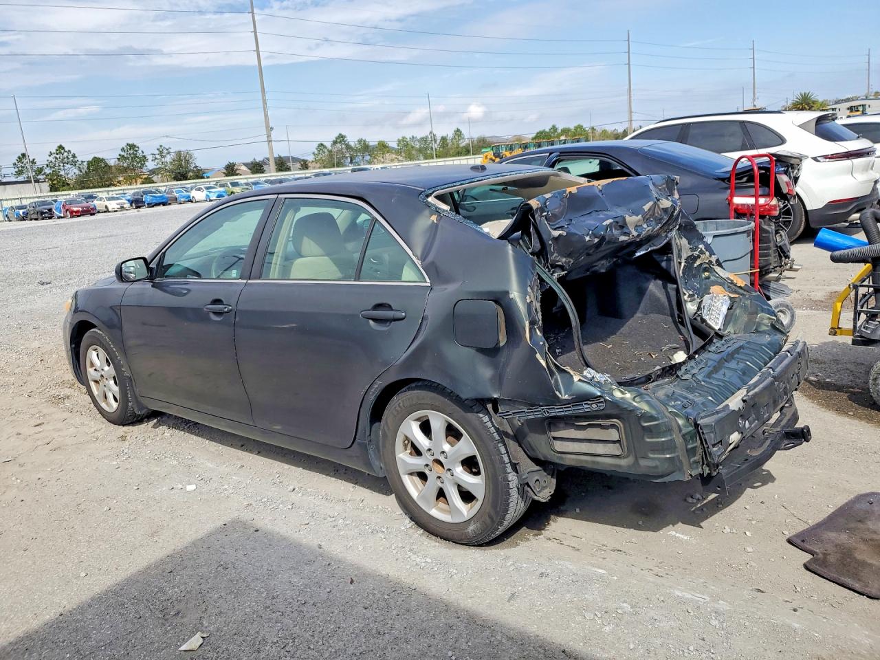 2011 TOYOTA CAMRY LE photo 4