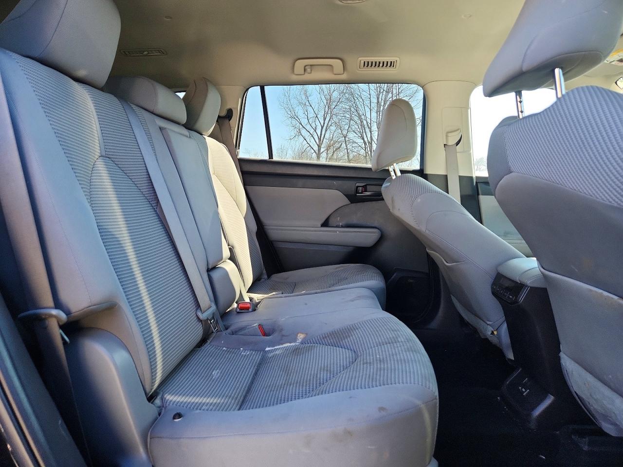 2022 TOYOTA HIGHLANDER LE photo 28