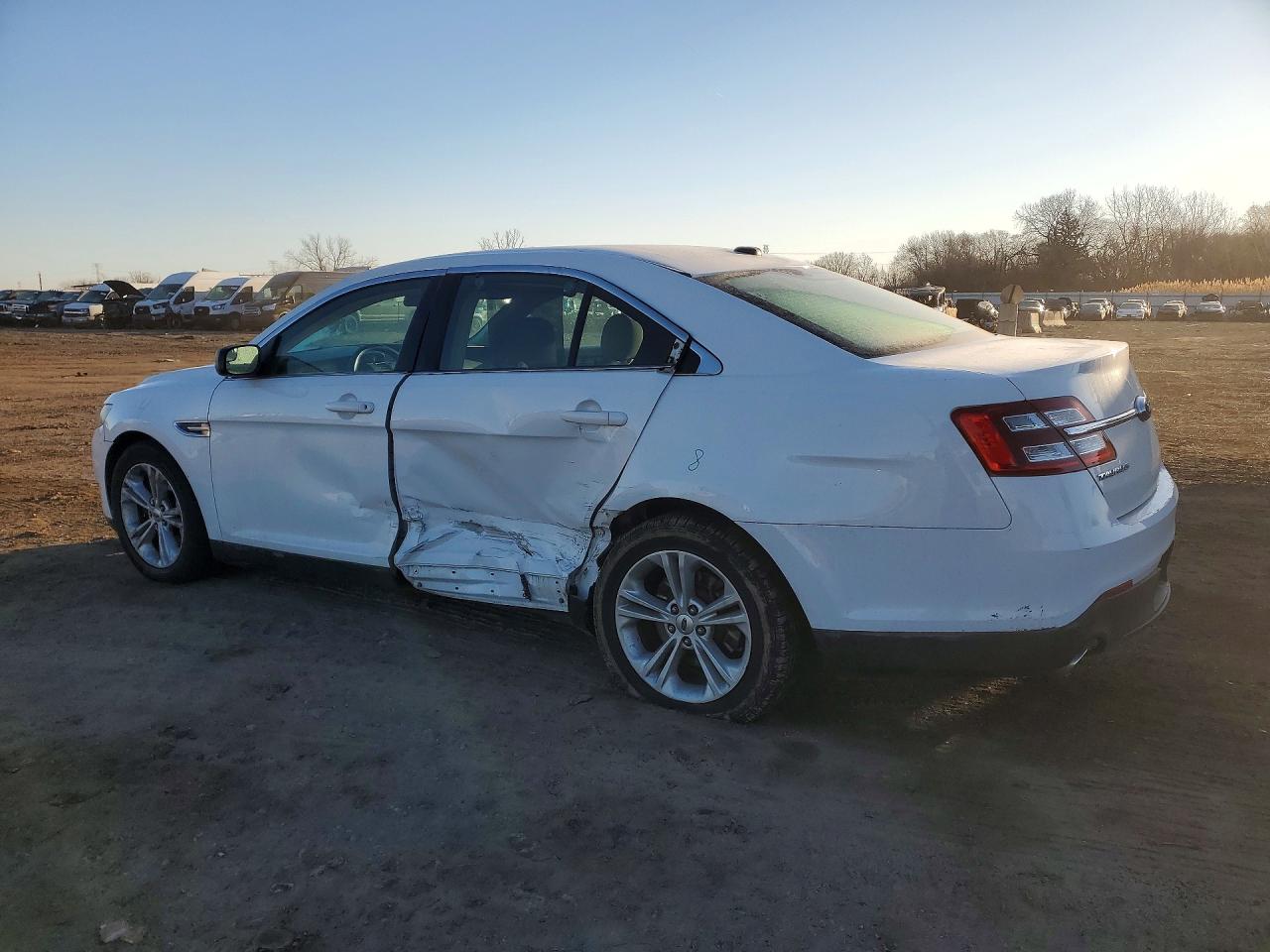 2015 FORD TAURUS SE photo 4
