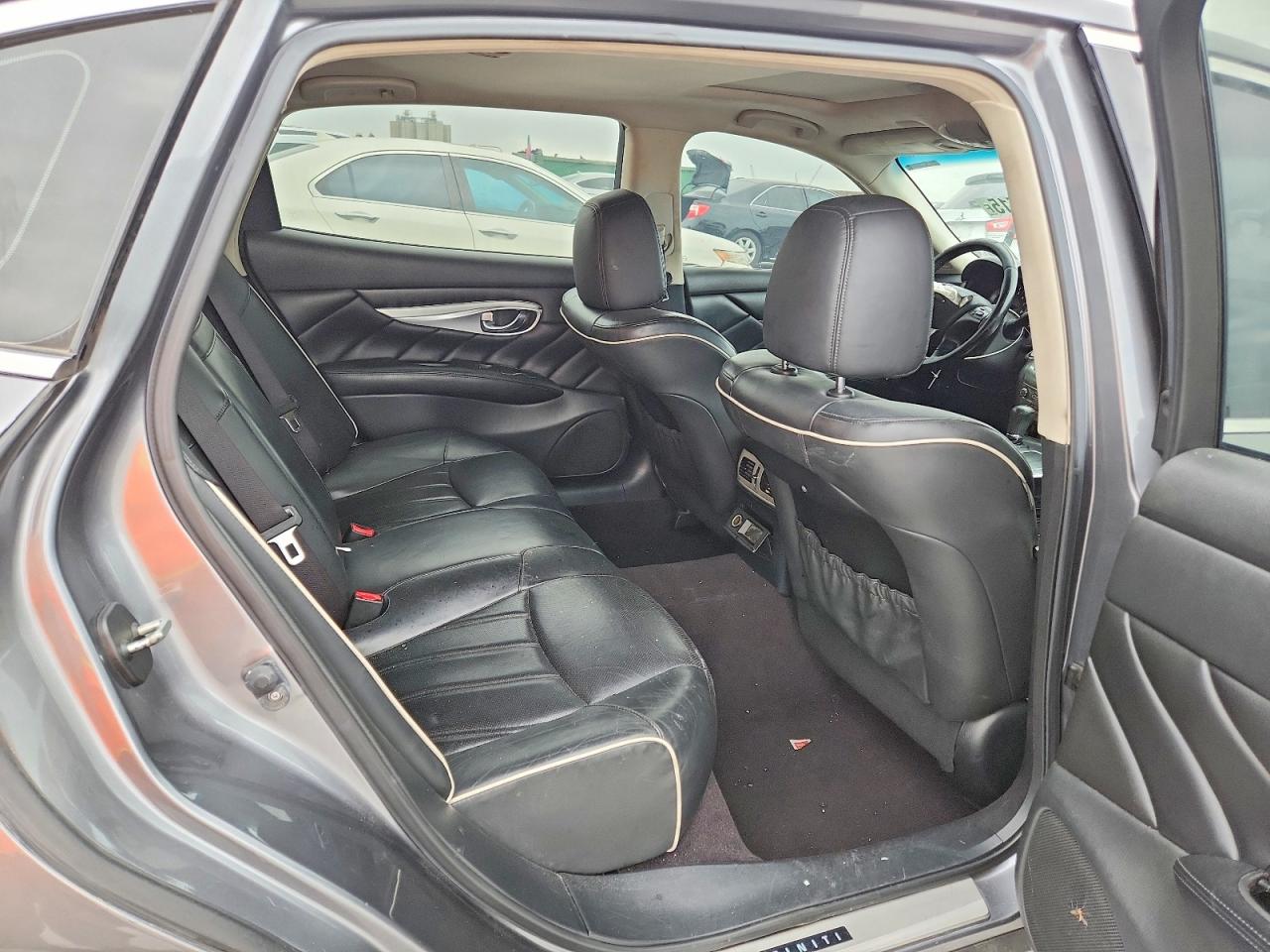 2018 INFINITI Q70L 3.7 LUXE photo 10