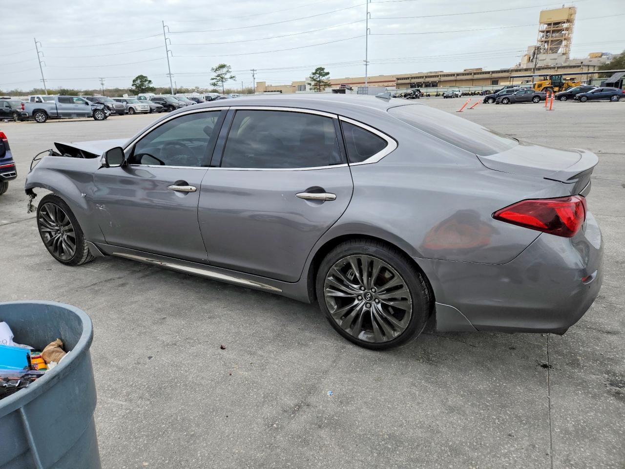 2018 INFINITI Q70L 3.7 LUXE photo 2