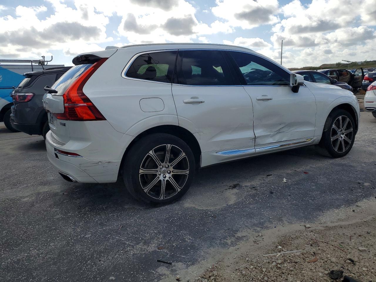 2019 VOLVO XC60 T8 INSCRIPTION photo 3