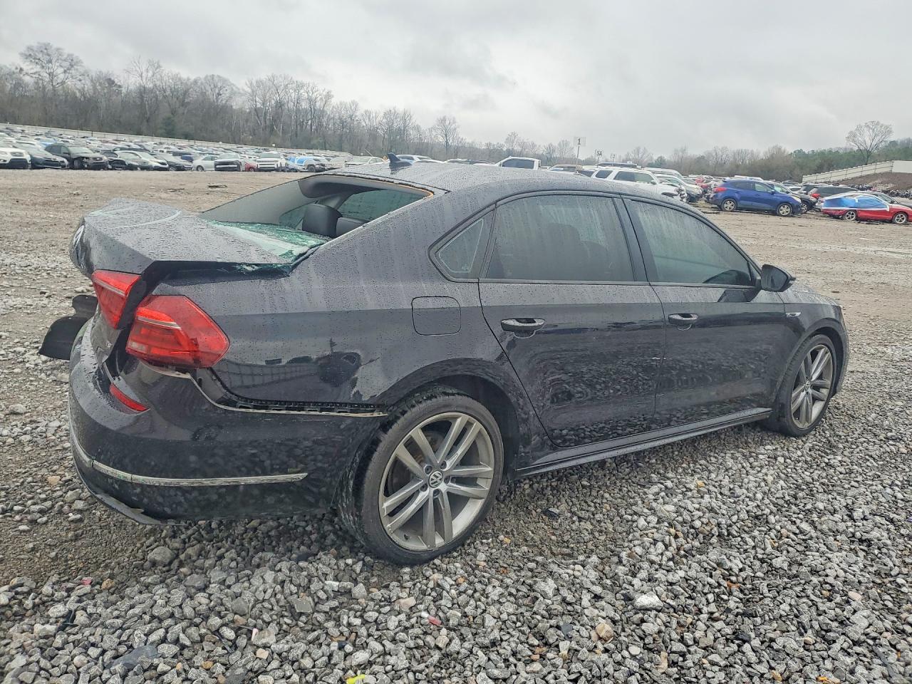 2018 VOLKSWAGEN PASSAT photo 3
