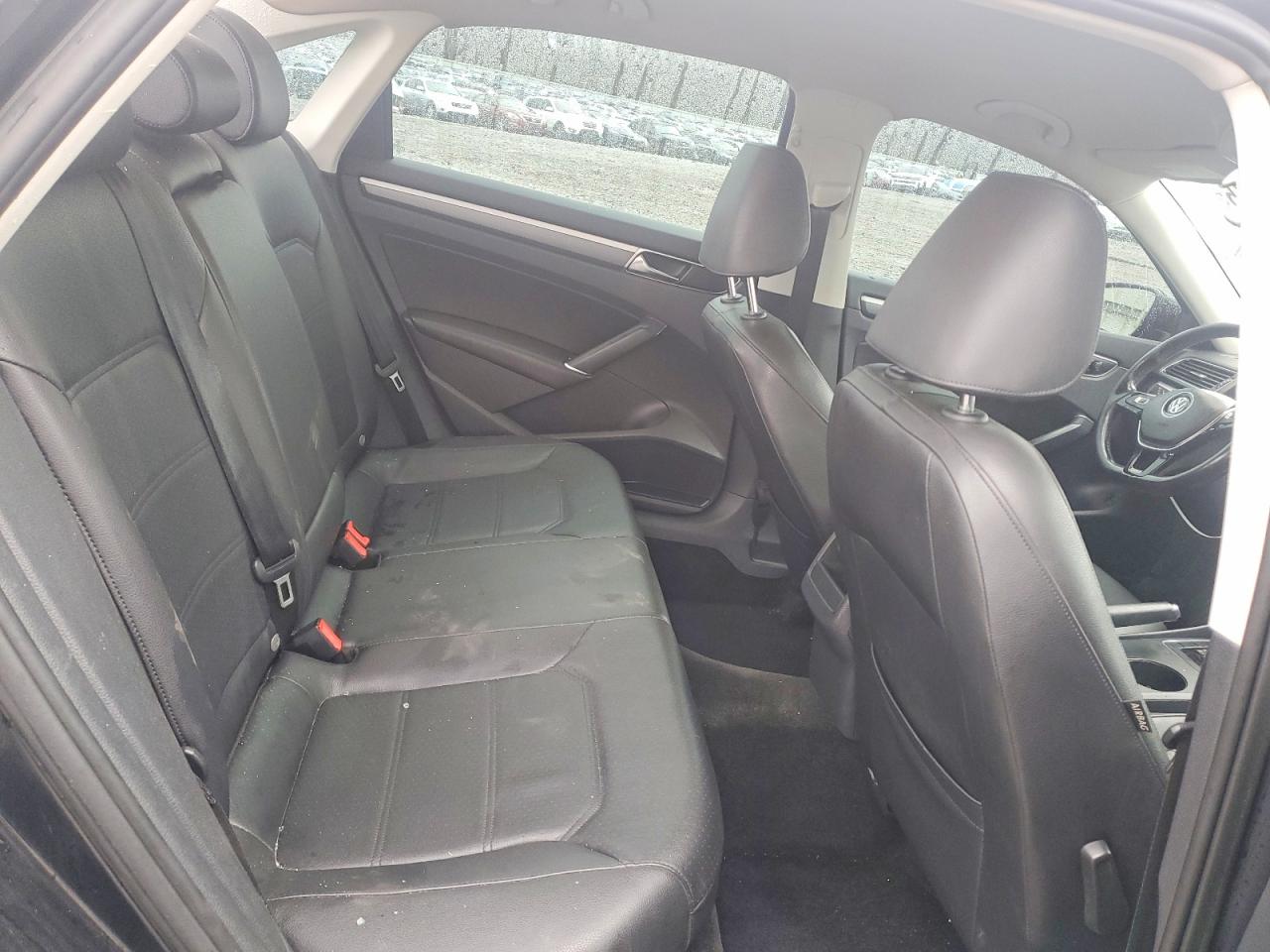 2018 VOLKSWAGEN PASSAT photo 10