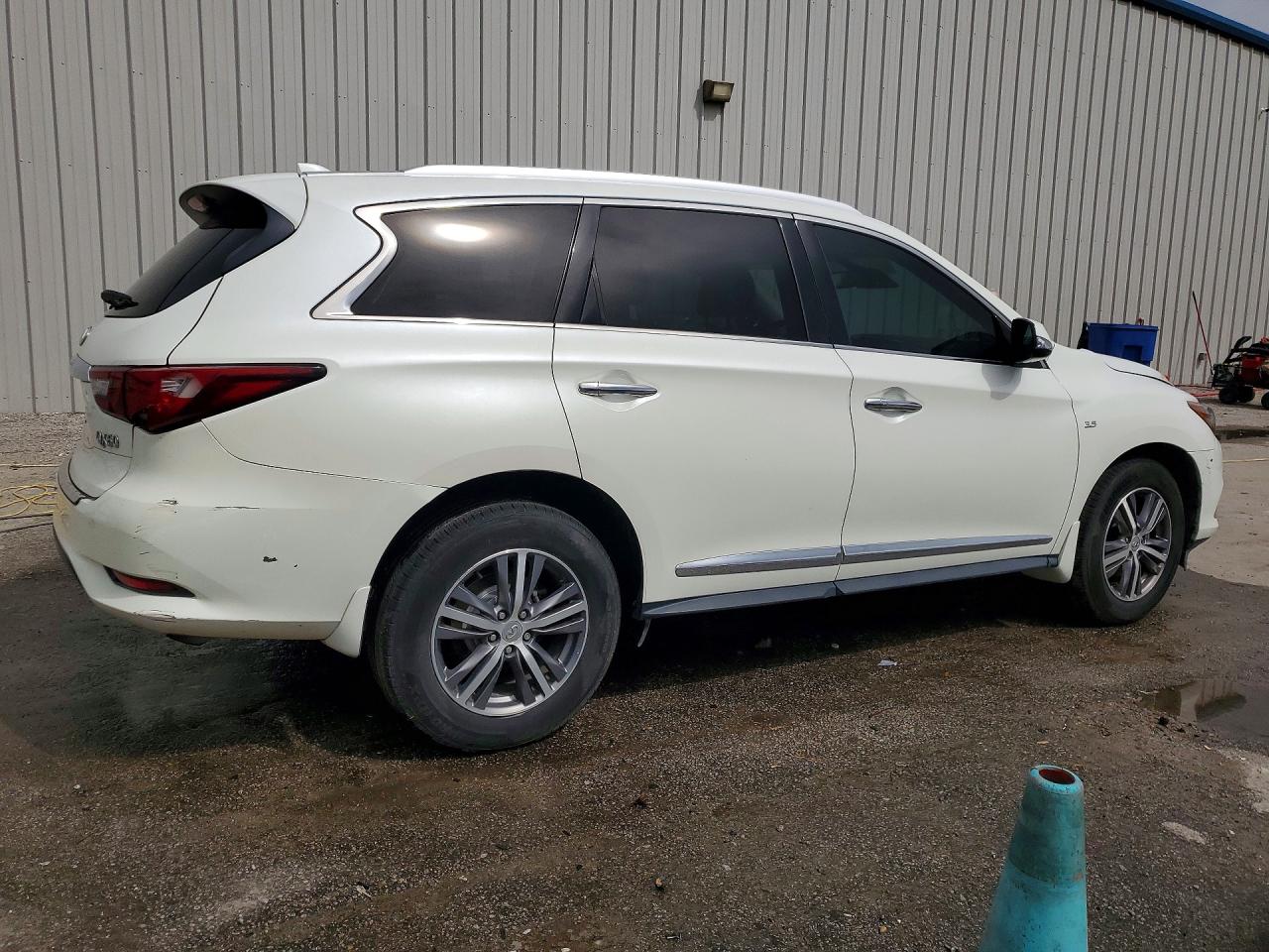2020 INFINITI QX60 LUXE photo 3