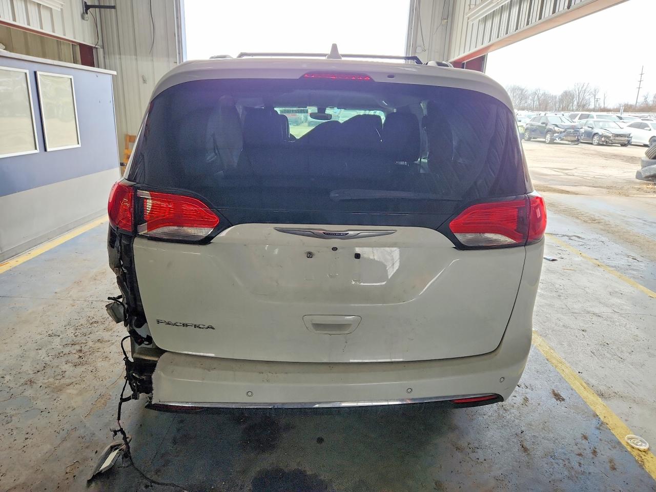 2019 CHRYSLER PACIFICA TOURING L photo 11