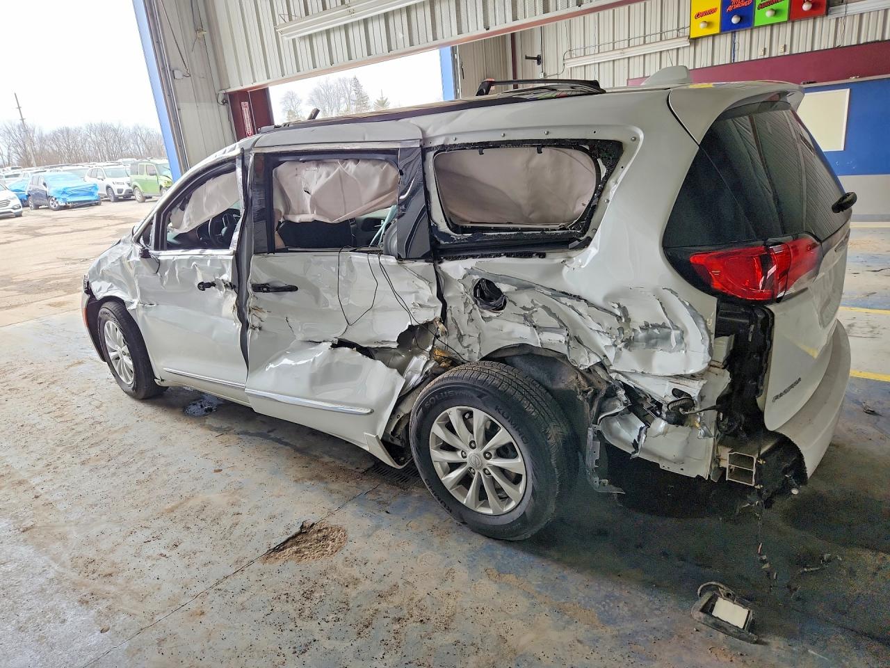 2019 CHRYSLER PACIFICA TOURING L photo 3