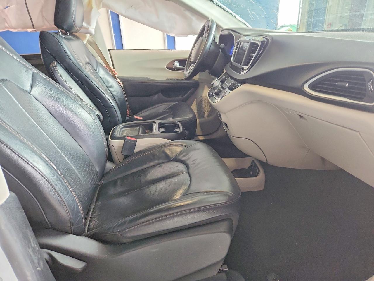 2019 CHRYSLER PACIFICA TOURING L photo 13