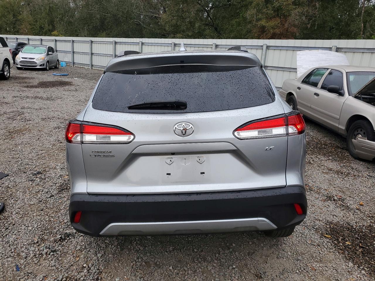 2022 TOYOTA COROLLA CROSS LE photo 6