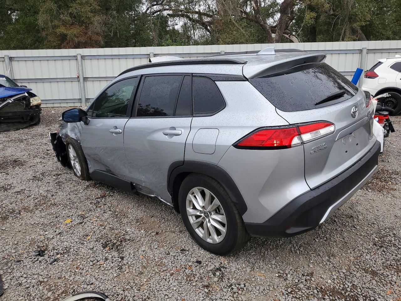2022 TOYOTA COROLLA CROSS LE photo 2