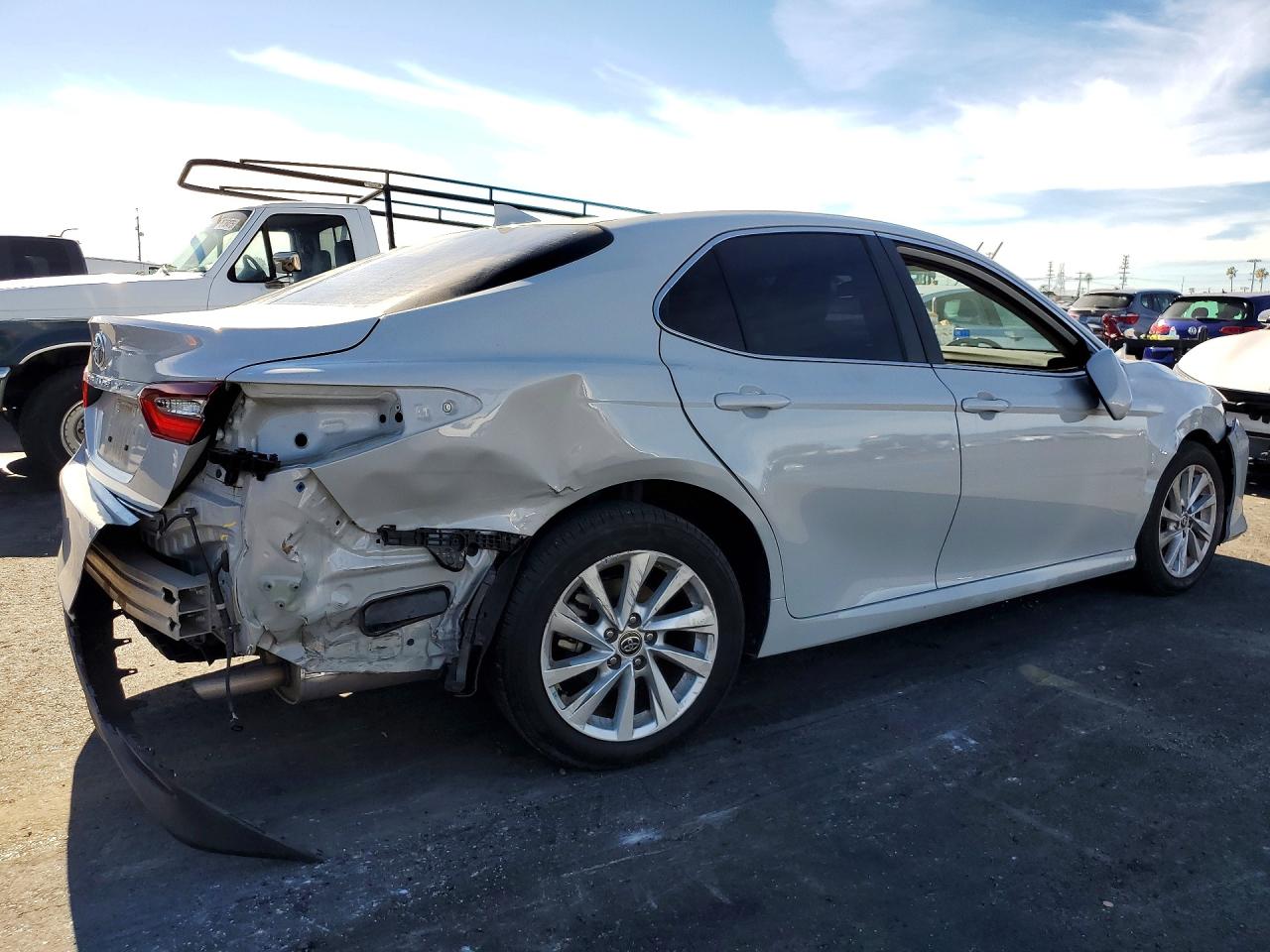 2022 TOYOTA CAMRY LE photo 3