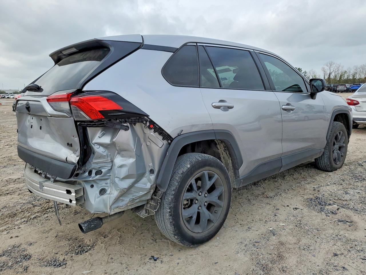2022 TOYOTA RAV4 LE photo 3