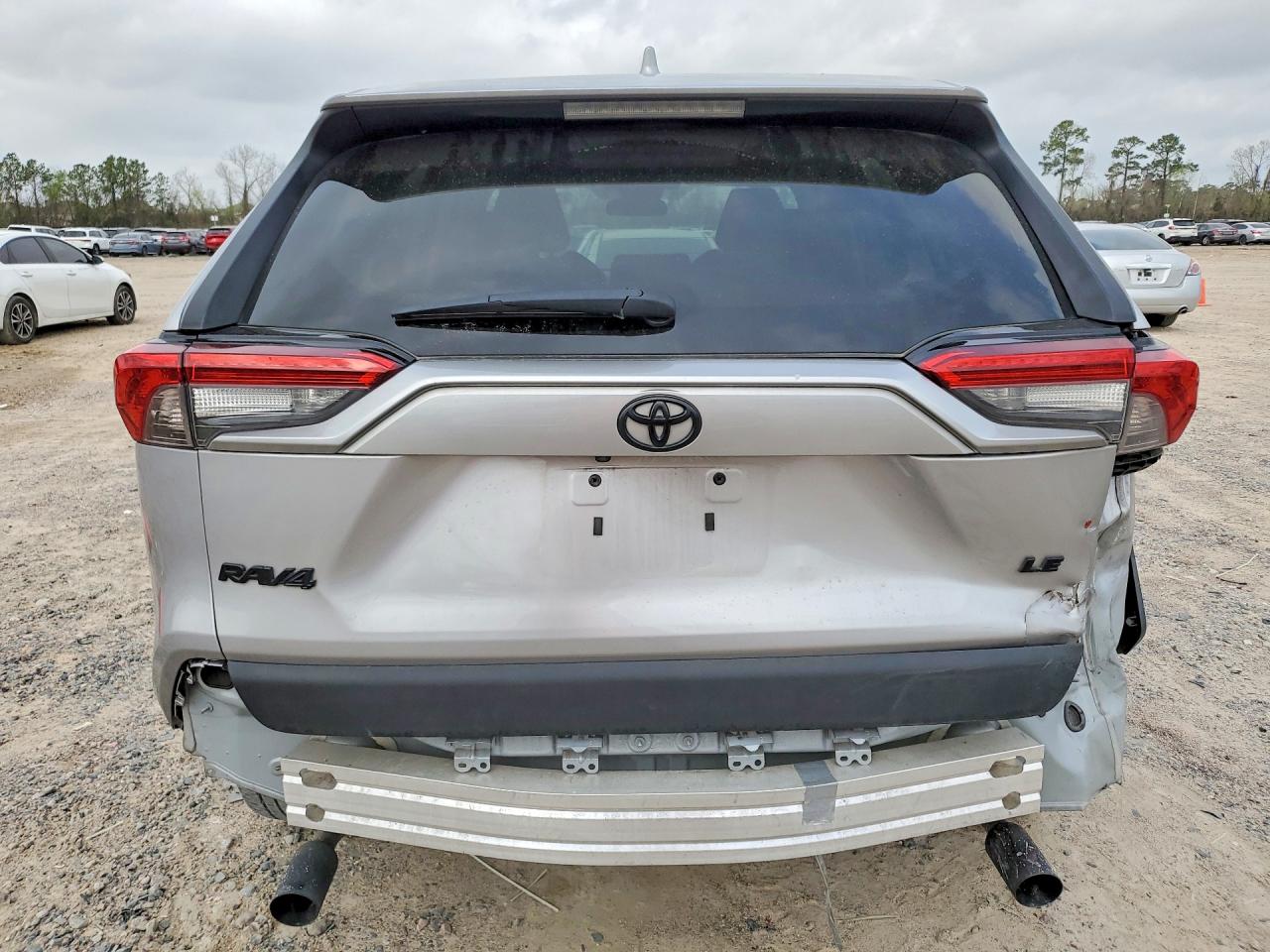 2022 TOYOTA RAV4 LE photo 6
