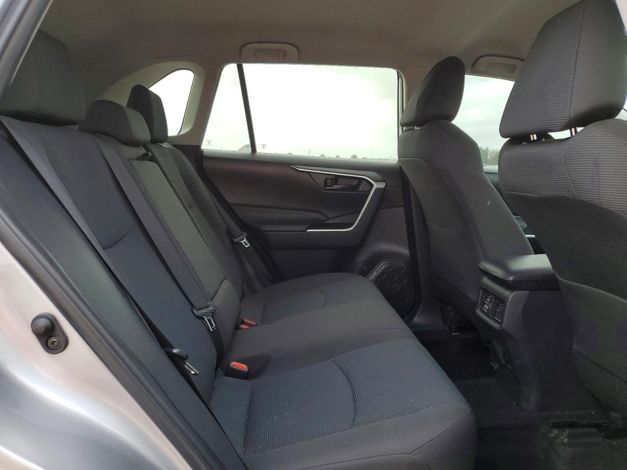 2022 TOYOTA RAV4 LE photo 11